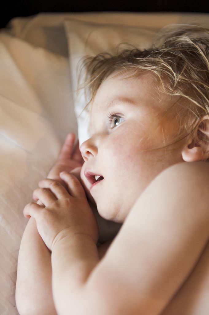 Ребенок потеет во сне: возможные причины